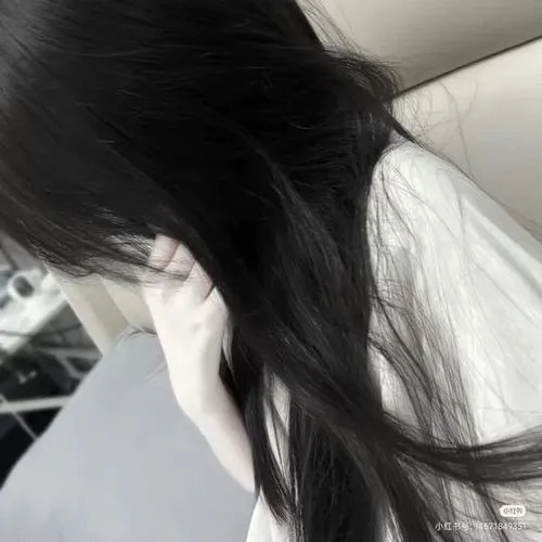 Avatar gái xinh bí ẩn mang phong cách ngầu pha dễ thương