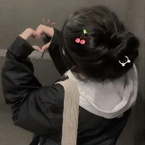 Ảnh profile nữ che mặt tạo vibe đối lập cuốn hút