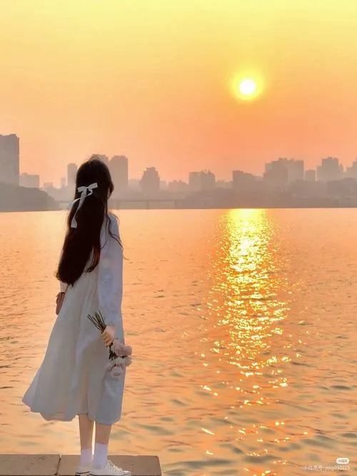 Ánh sáng nhẹ làm mềm cảm xúc quay lưng nữ đầy bí ẩn