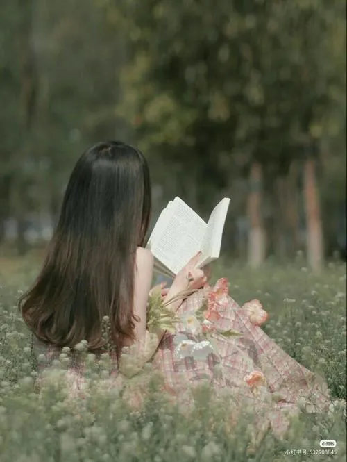 Silhouette nữ quay lưng nổi bật giữa nền tối tinh tế