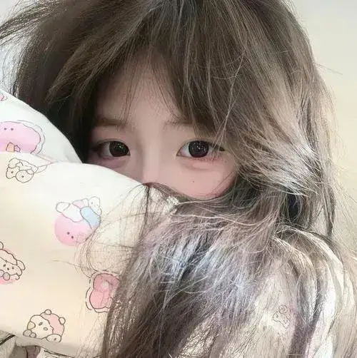 Hình đại diện mang vibe ngầu qua ánh sáng thấp.