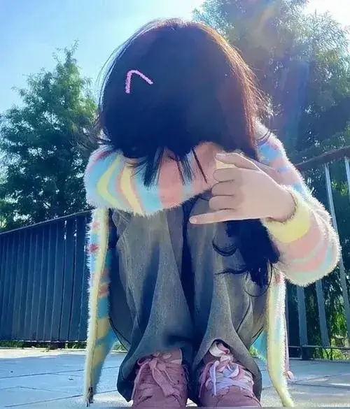 Hình profile thể hiện gái xinh che mặt với biểu cảm trầm.