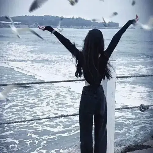 Bố cục chính diện giúp gái xinh che mặt trông lạnh hơn.