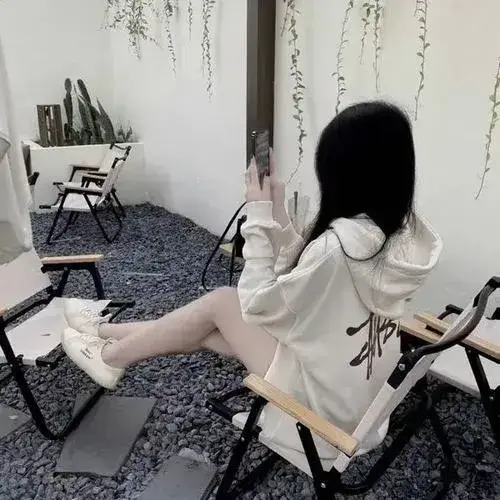 Tông xám trầm giữ ngầu lâu nhìn.