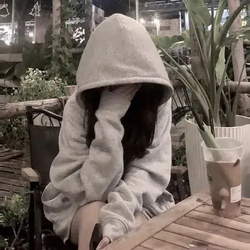 Bố cục cận mặt nhấn che nửa mặt đầy tò mò