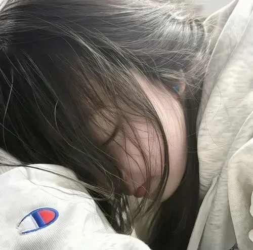 Hình đại diện thể hiện che mặt nhưng ánh nhìn sắc.