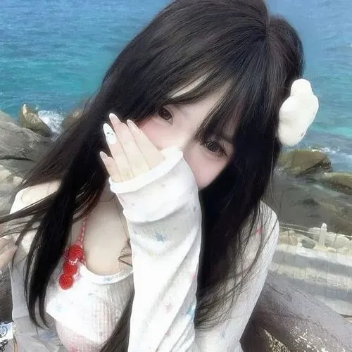 Phong cách dark kết hợp che mặt tạo cá tính mạnh.