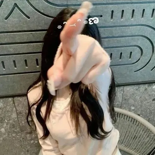 Bố cục góc nghiêng tăng độ ngầu tinh tế.