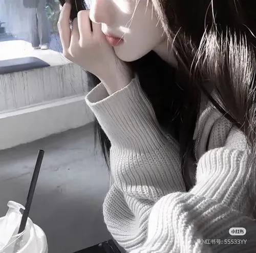 Hình đại diện ngầu khắc họa ánh mắt sâu sau bàn tay che mặt.