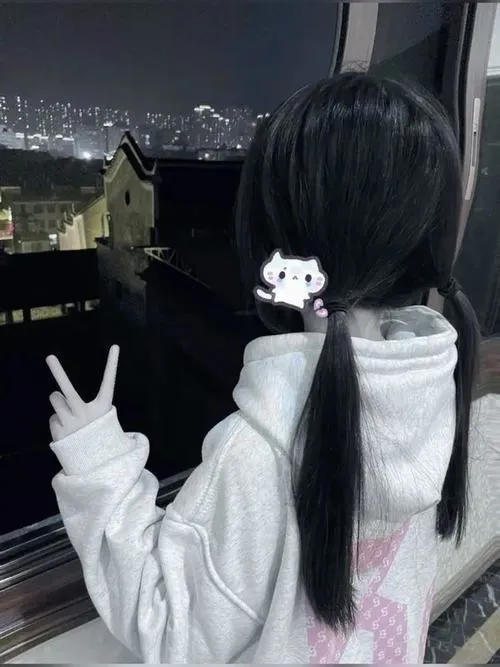 Ảnh profile mang vibe lạnh lùng ổn định.