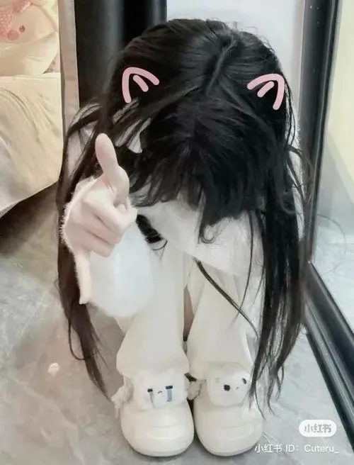 Ảnh đại diện gái xinh mang phong cách cute hòa ngầu lạnh tự nhiên