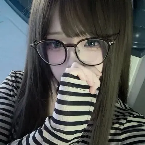 Phụ kiện khẩu trang hỗ trợ giấu mặt đầy cá tính