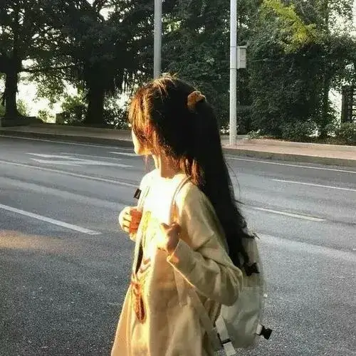 Avatar nữ giấu mặt thể hiện đối lập cảm xúc tinh tế