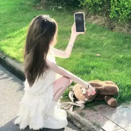 Ảnh profile nữ thể hiện cute xen lạnh lùng qua ánh mắt