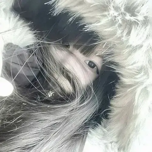 Ảnh avatar Facebook gái xinh che mặt mang vibe ngầu và ánh mắt lạnh.