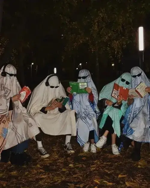 Ảnh đại diện nhóm bạn thân truyền tải nhận diện tập thể qua màu sắc đồng bộ