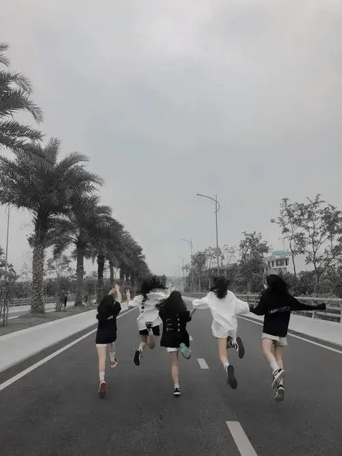 Hình profile nhóm 2 nam 3 nữ cho thấy màu da cân bằng