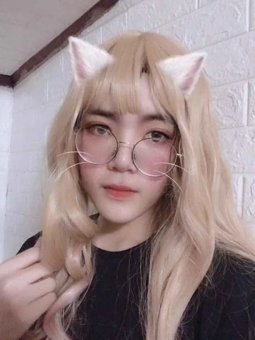 Ảnh profile hài hước cô bé ngáo nhẹ phong cách tối giản riêng tư