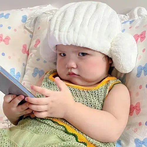 Ảnh hiển thị mèo vô tri với nét vẽ đơn và bố cục gọn