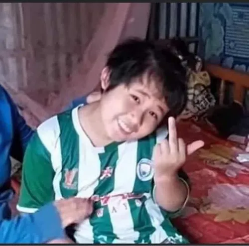 Hình đại diện ngầu tông màu trung tính ánh mắt trống lạnh lùng