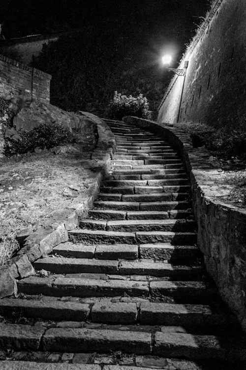 Ảnh nghệ thuật làm nổi chủ thể con người giữa bóng tối.