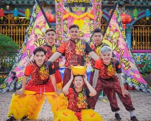 Nền sân đình nâng đỡ hình ảnh truyền thống trang nghiêm.