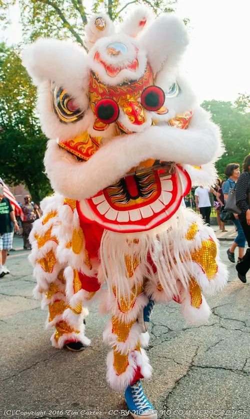 Khi hình ảnh múa lân sư rồng kể câu chuyện mùa xuân Việt