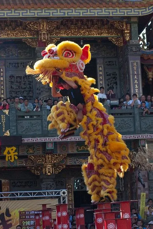 Đèn lồng đỏ vàng tôn vinh sắc xuân rực rỡ.