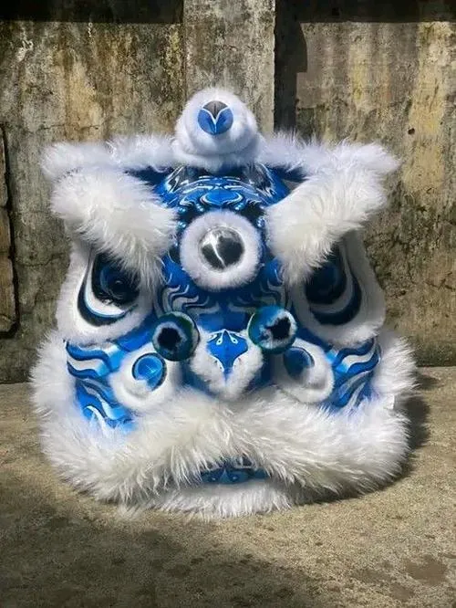 Đường phố ngày xuân làm nền cho nghệ thuật múa lân.