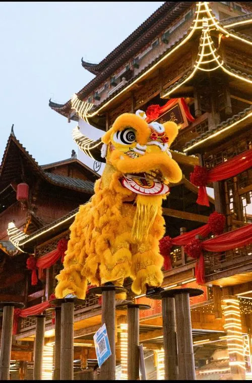 Múa sư nghệ thuật hòa cùng trống hội vang dội ngày xuân.