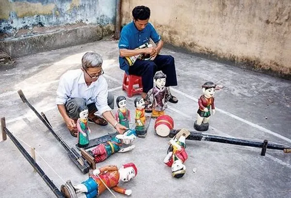 Hình ảnh múa rối nước tái hiện lễ hội làng quê rộn ràng sắc màu.