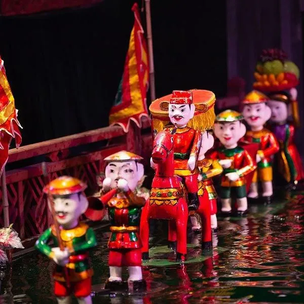 Bức ảnh múa rối nước cho thấy hệ thống sào dây ẩn dưới làn nước.