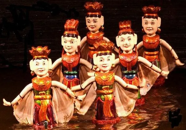 Ảnh nghệ thuật múa rối nước làm nổi bật chú Tễu vui nhộn.