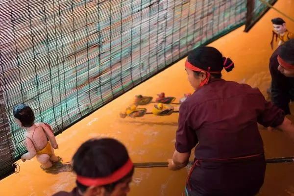 Bức ảnh múa rối nước làm rõ kỹ thuật điều khiển rối tinh xảo.