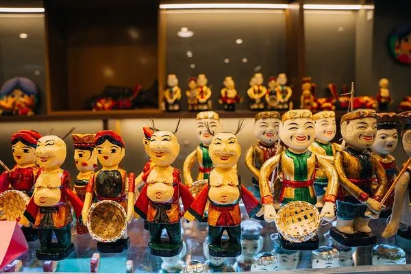 Ảnh nghệ thuật múa rối nước nhấn mạnh màu sắc rực rỡ của rối gỗ.