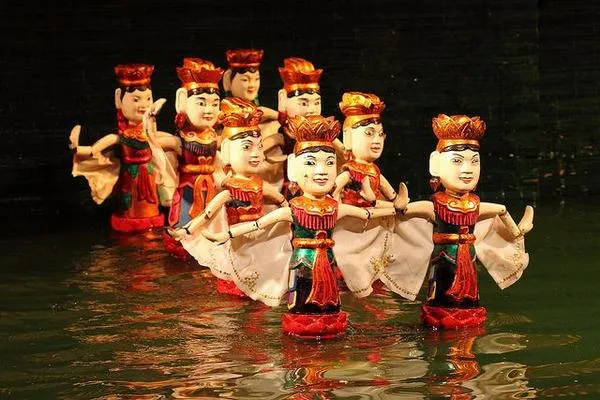 Hình ảnh múa rối nước phản chiếu mặt nước phẳng lặng như gương.