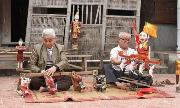 Cảnh múa rối nước được lưu giữ với bố cục truyền thống hài hòa.