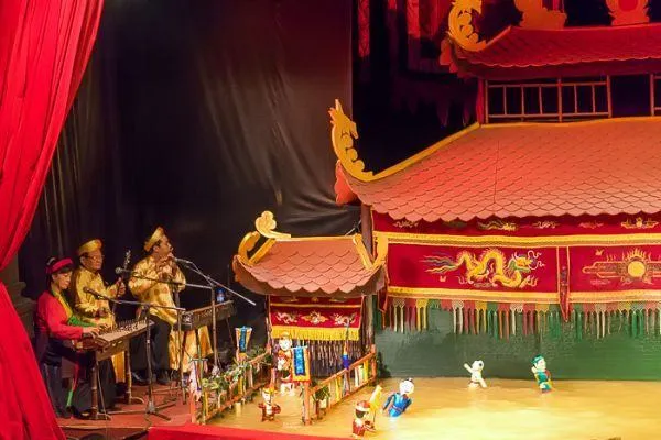 Bức ảnh múa rối nước ghi lại tinh thần lễ hội sôi động.