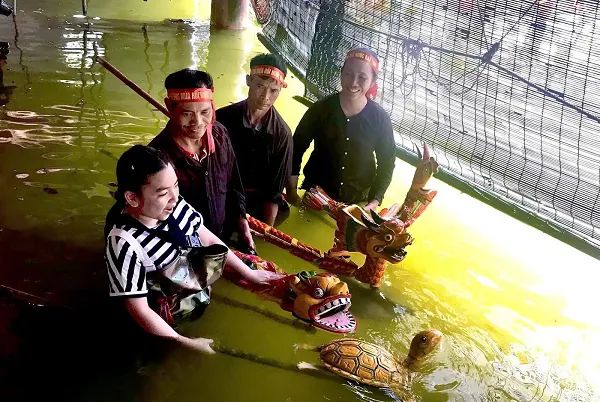 Khi múa rối nước bước ra khỏi sân khấu qua từng khung hình