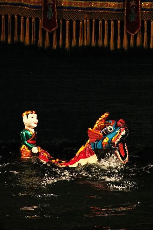 Ảnh chụp múa rối nước mang đậm văn hóa dân gian Bắc Bộ.