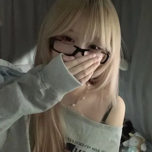 Avatar gái xinh che mặt tạo điểm nhấn bằng ánh mắt