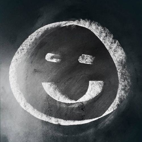 Biểu cảm nội tâm cười nhẹ ánh mắt trầm im lặng có hình