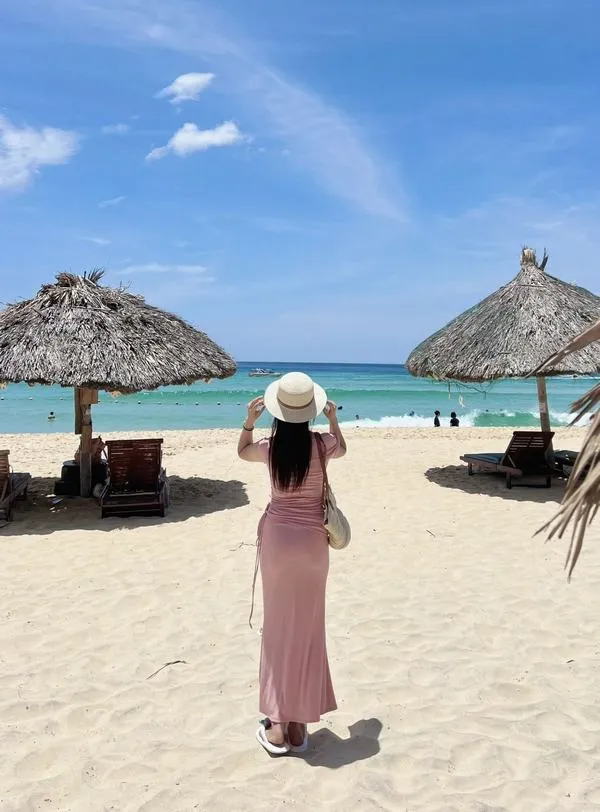 Dáng bước đi tự nhiên trên cát