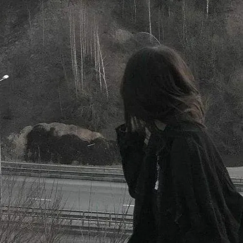 Anime nữ trắng đen buồn mang vẻ mong manh khi tóc rũ che nửa mặt và vai hơi sụp