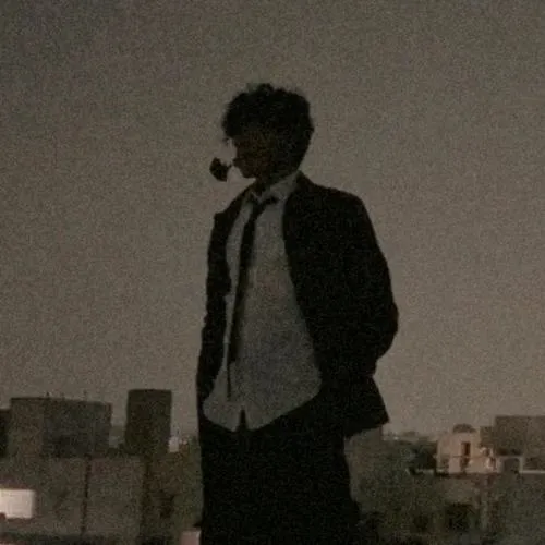 Ảnh avatar buồn anime với nền mờ và ánh sáng yếu