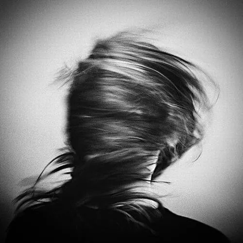 Ảnh đại diện anime mờ nam nổi bật độ mờ hậu cảnh đầy bí ẩn