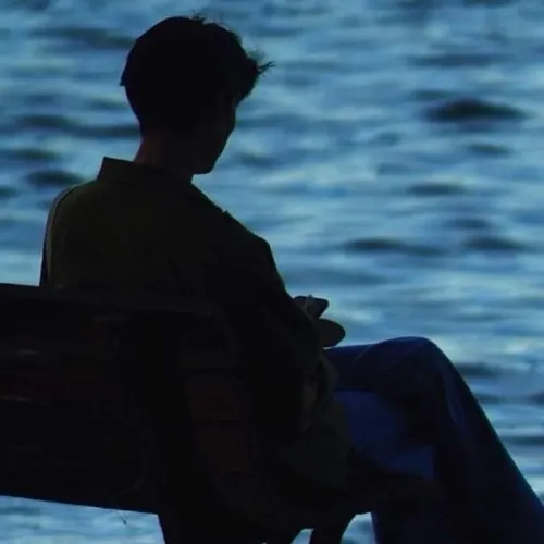 Hình avt cute khắc họa buồn bã lạc lõng trong bóng tối