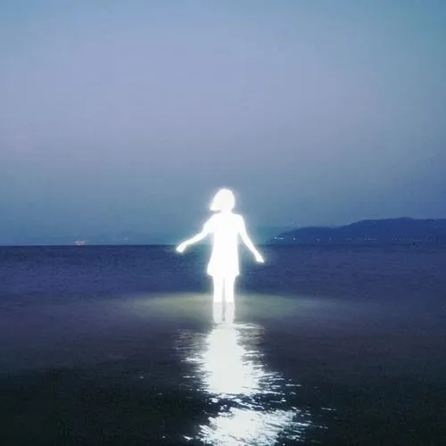 Ảnh avatar buồn nữ trong gam màu lạnh và ánh sáng yếu.