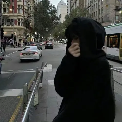 Không gian đêm phủ bóng đổ và sự im lặng