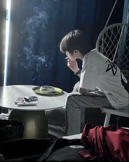 Hình profile cute nam buồn trong khoảnh khắc tĩnh lặng thinh